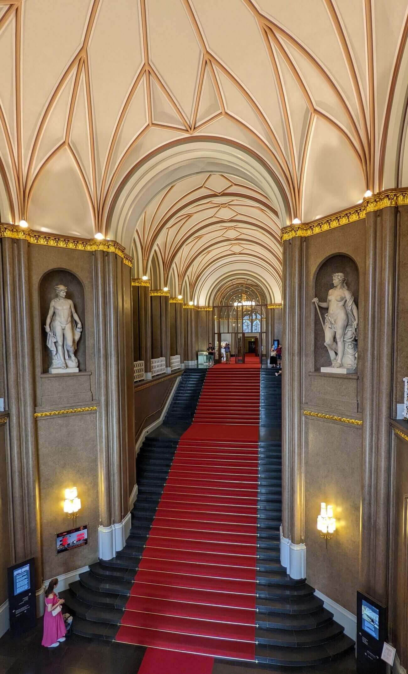 red_hall2